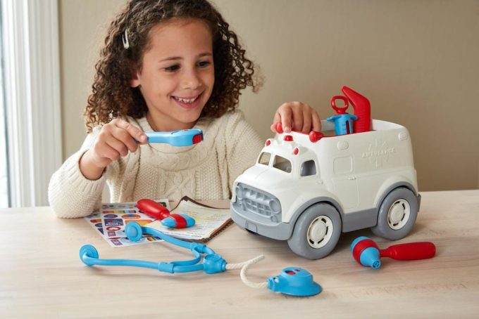 Green Toys Ambulance en doktersset tafel