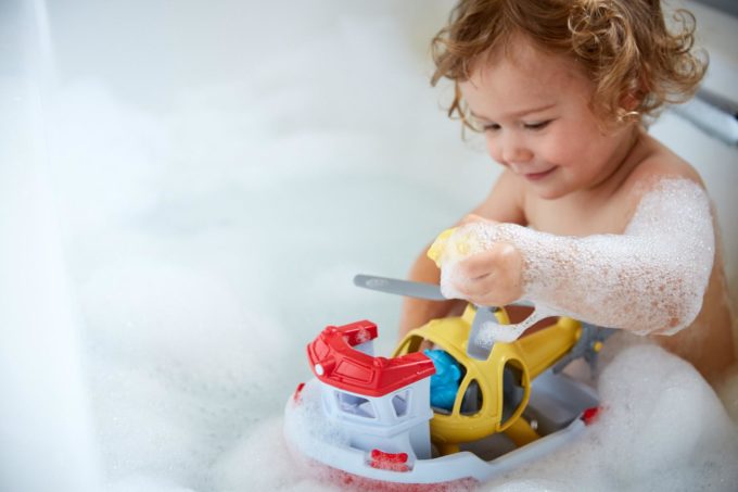Green Toys Reddingsboot met helicopter spelen