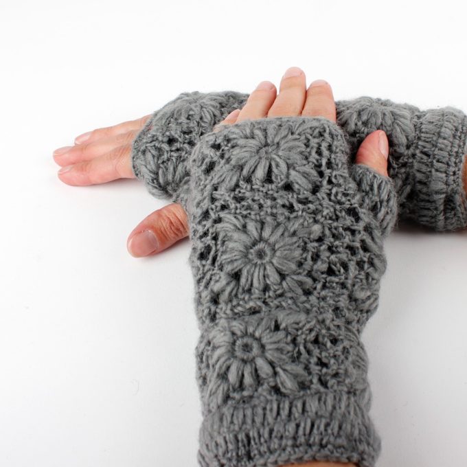 Sjaal met Verhaal Handwarmers Grijs hand