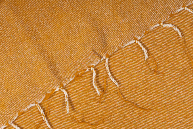 Sjaal met Verhaal Plaid Okergeel detail