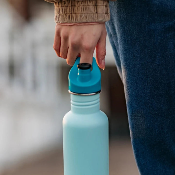 Klean Kanteen Classic 532 ml met Sportdop dragen