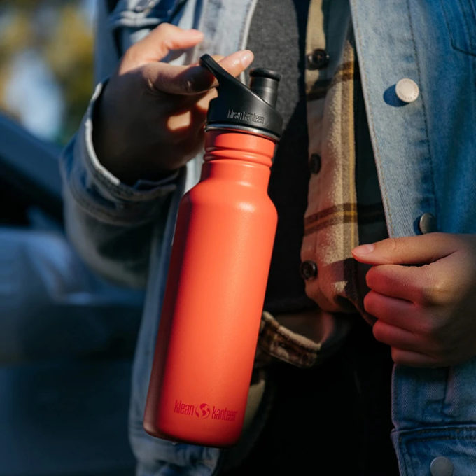 Klean Kanteen Classic 532 ml met Sportdop hand