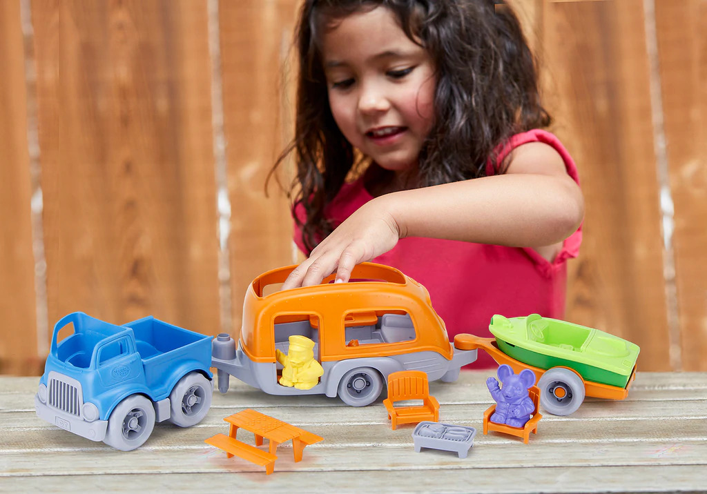 Green Toys Caravan met auto en boot speelset sfeer Green Toys Caravan met auto en boot speelset sfeer