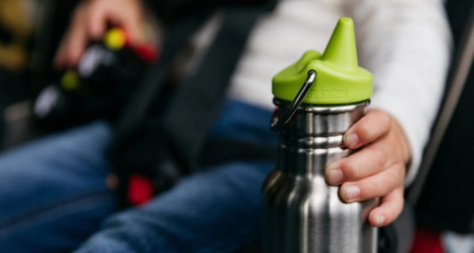 Klean Kanteen Kid Classic Sippy hand